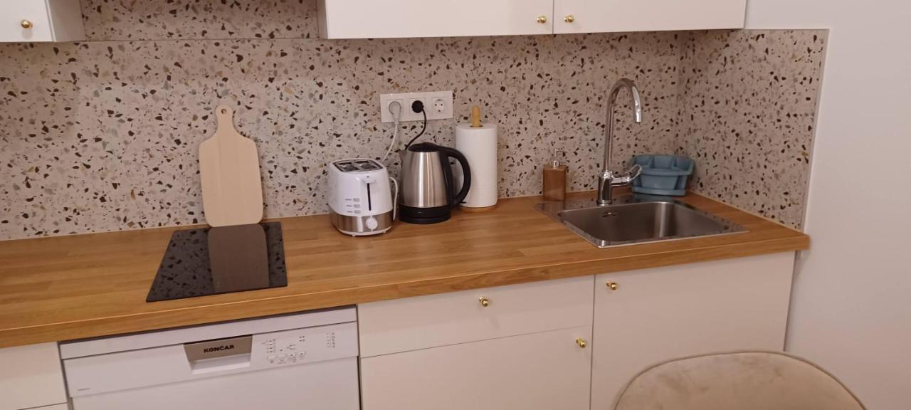Studio Apartman Four Pearls 카를로바츠 외부 사진