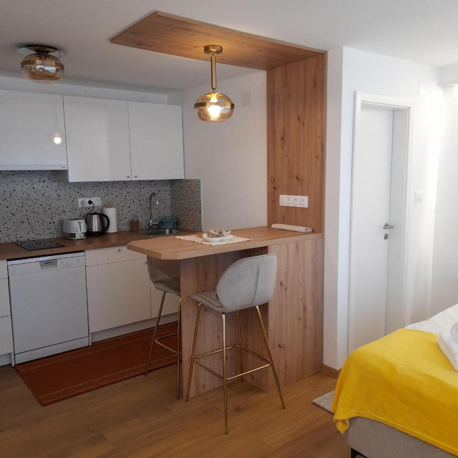 Studio Apartman Four Pearls 카를로바츠 외부 사진